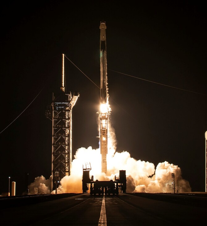 Η SpaceX εκτόξευσε την πρώτη επανδρωμένη διαστημική πτήση πάνω από τις πολικές περιοχές της Γης