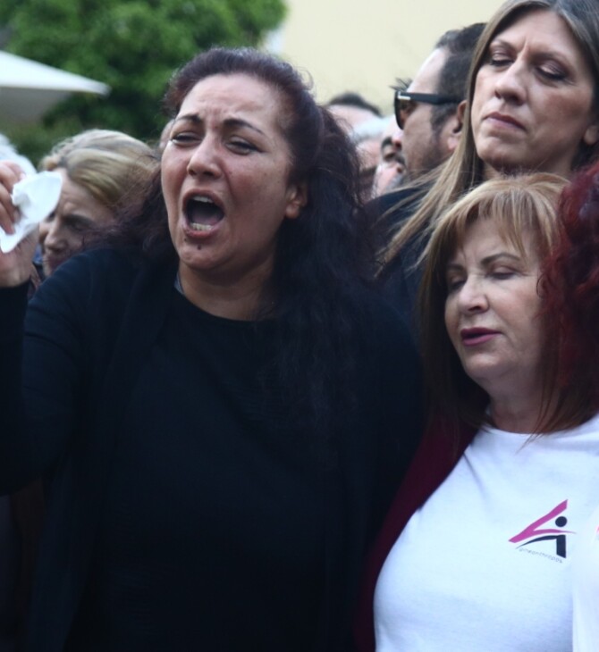 Η στιγμή που η μητέρα της Κυριακής Γρίβα τραγουδά το «Τακούνια για καρφιά»