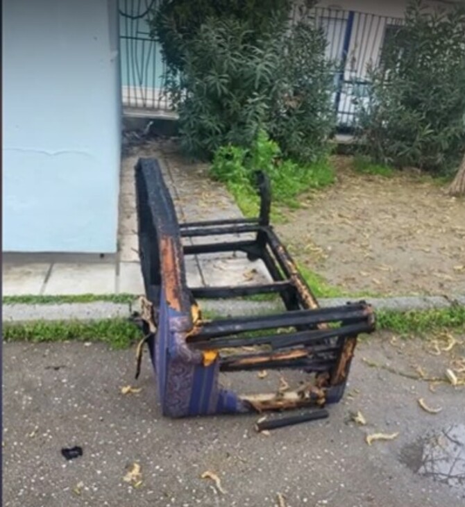 Θεσσαλονίκη: Πέταξαν καναπέ σε αυλή σχολείου και του έβαλαν φωτιά