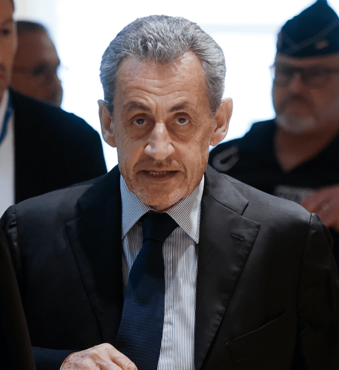 Ο Σαρκοζί στο δικαστήριο: «Πολιτικό και βίαιο κατηγορητήριο» του οικονομικού εισαγγελέα»