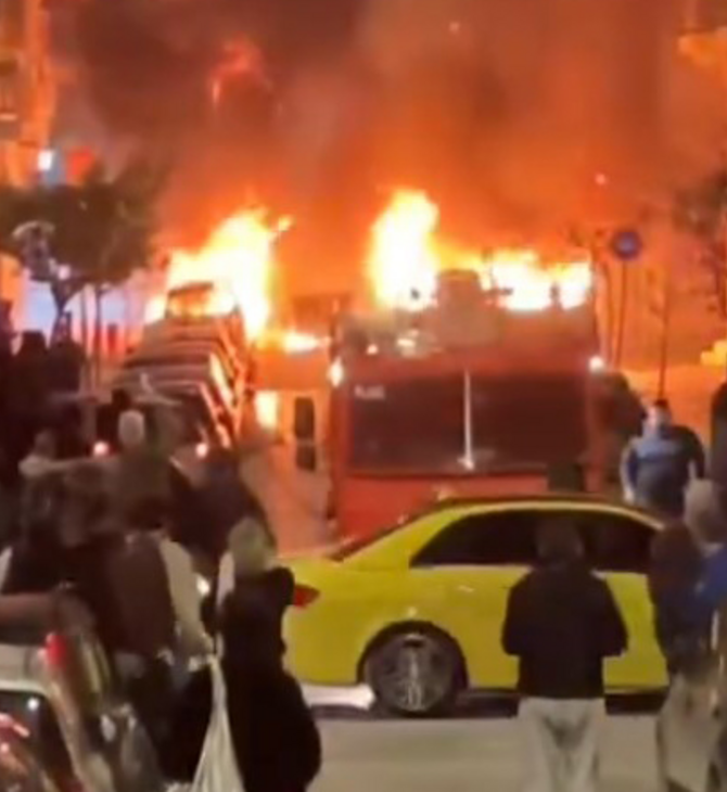 Νύχτα έντασης στα Εξάρχεια – Κάηκαν 10 οχήματα