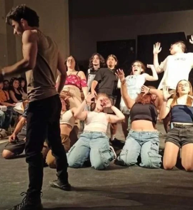 Οπλισμένοι αστυνομικοί πήγαν για έλεγχο σε μαθητική θεατρική παράσταση στην Ιεράπετρα