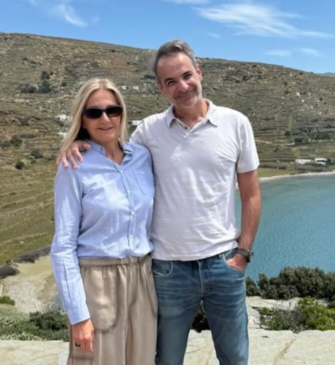 Κυριάκος Μητσοτάκης: Οι ευχές του πρωθυπουργού για το Πάσχα, αγκαλιά με τη Μαρέβα στη Τήνο