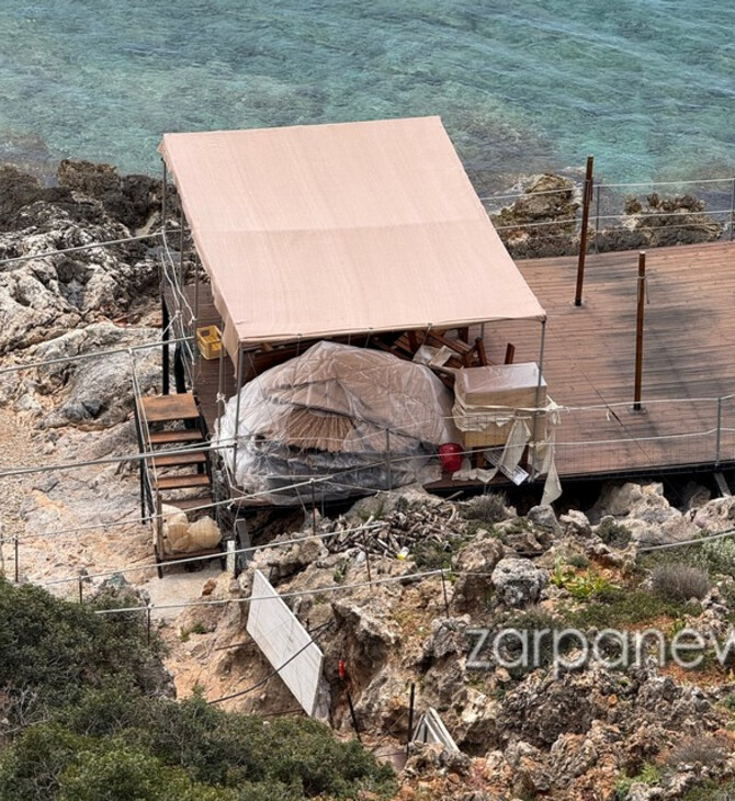 Χανιά: Έστησαν εξέδρα για beach bar πάνω σε βράχια σε περιοχή Natura
