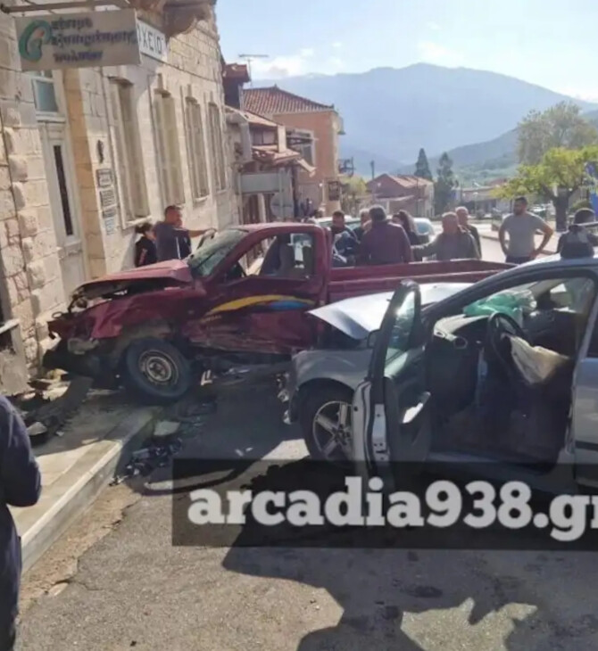 Λεβίδι: Βίντεο από το τροχαίο δυστύχημα - Η στιγμή που ο 83χρονος μπαίνει ανάποδα στην πλατεία