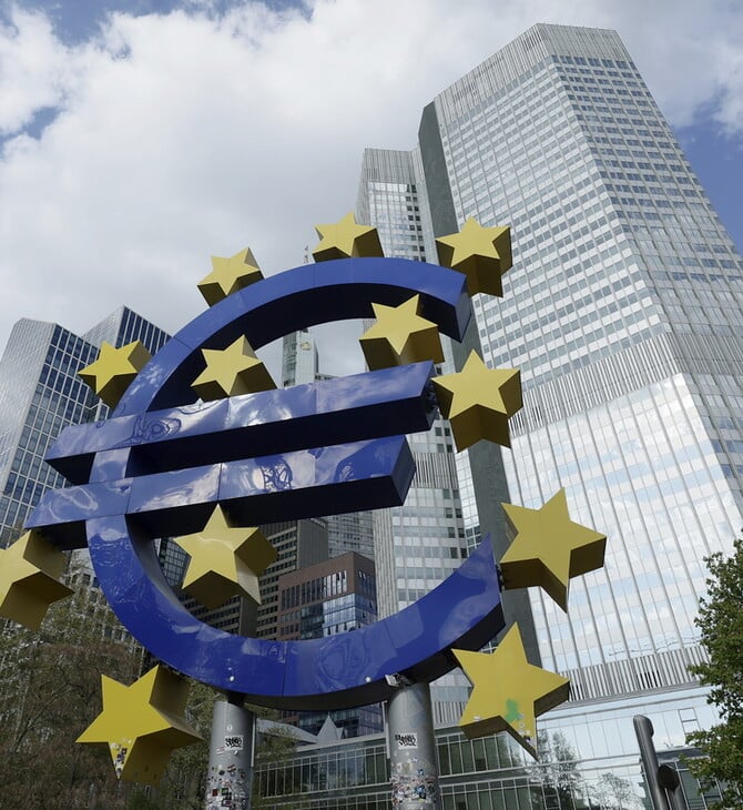 Ευκαιρία για το ευρώ η αδυναμία του δολαρίου: Πόσο θα κρατήσει, εξετάζουν οι ειδικοί