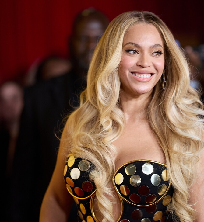 Η Beyoncé με τις κόρες της Blue Ivy και Rumi στη σκηνή