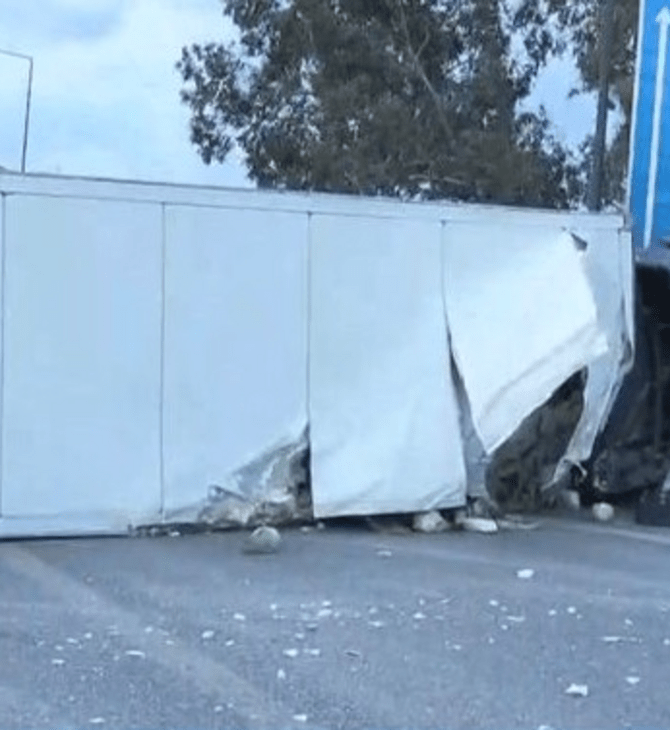 Ανατροπή νταλίκας στον Σκαραμαγκά - Κλειστό το ρεύμα προς Αθήνα