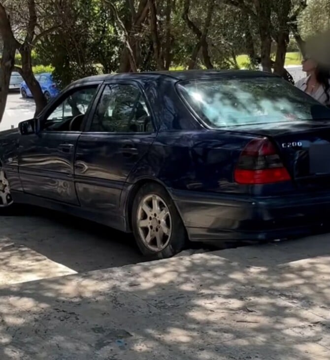 Ατύχημα στη Διονυσίου Αρεοπαγίτου: ΙΧ καβάλησε τον πεζόδρομο και «κατέβηκε» τα σκαλιά