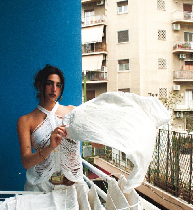 Απλώνοντας ρούχα με τη Δανάη στο κέντρο του κόσμου