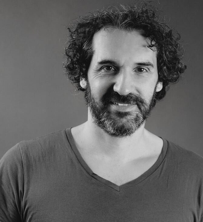 «Ο δαίμονας του τραυλισμού δεν φεύγει ποτέ – αλλά στη σκηνή σωπαίνει»