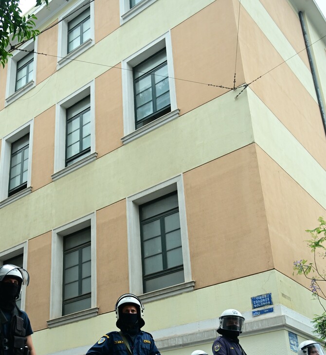 Νομική Αθηνών: 7 συλλήψεις από την ΕΛΑΣ για την εισβολή κουκουλοφόρων