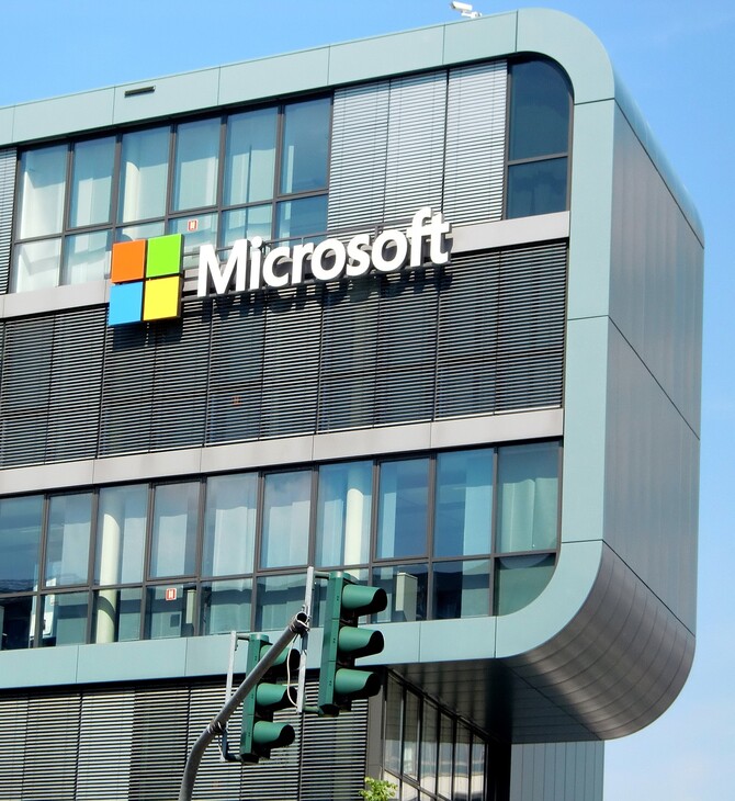 Η Microsoft απολύει 6.000 εργαζόμενους ενώ επενδύει 80 δισ. στο AI