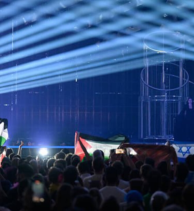 Eurovision 2025: Σήκωσαν σημαίες της Παλαιστίνης την ώρα που τραγουδούσε η εκπρόσωπος του Ισραήλ