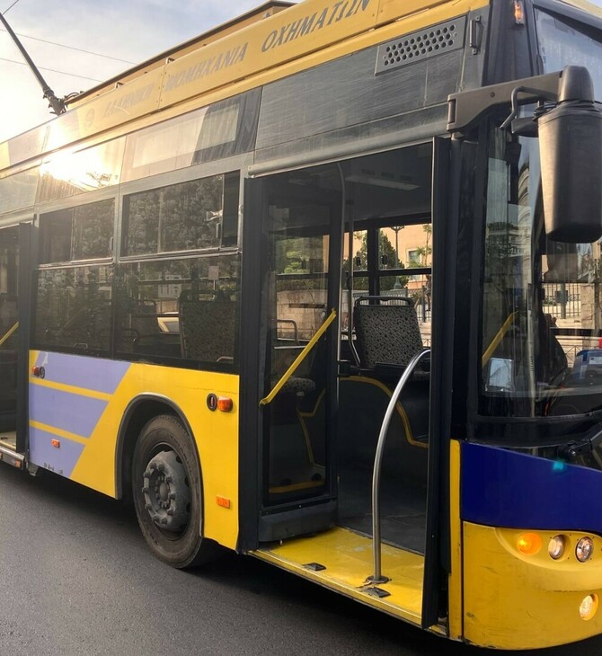 Ατύχημα με τρόλεϊ έξω από τη Βουλή - Έφυγε εξάρτημα