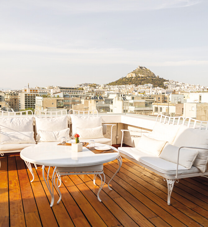 NEW Hotel Art Lounge & Lobby Bar: Το Art Lounge και το Lobby Bar, τα δύο εστιατόρια του NEW Hotel, ανανεώνουν μενού και διάθεση, και υποδέχονται το καλοκαίρι