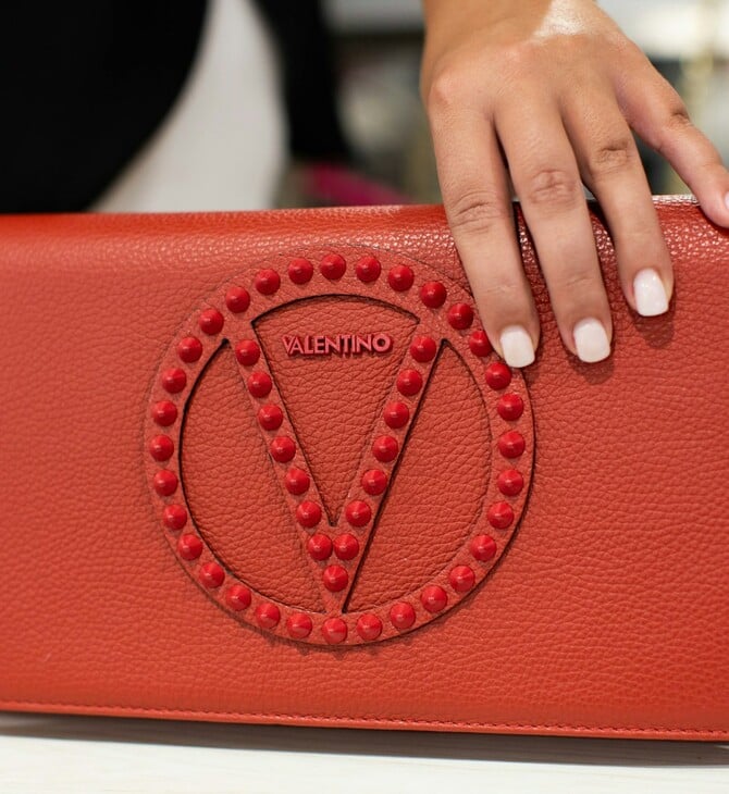 Υπό δικαστική διαχείριση η Valentino Bags - Αποκαλύψεις για κακοποίηση εργαζομένων στην Ιταλία