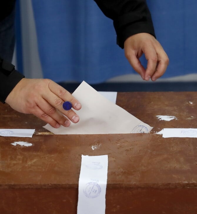 Εκλογές στη Ρουμανία: Στις κάλπες οι πολίτες για τον αμφίρροπο β΄ γύρο