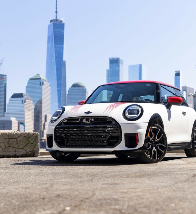 To MINI John Cooper Works στους δρόμους της Νέας Υόρκης
