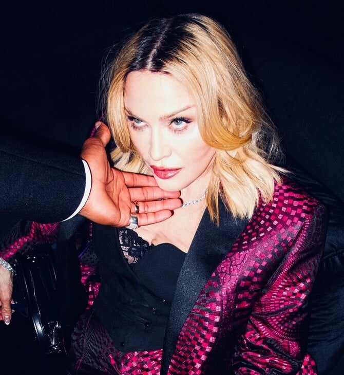 Η Madonna με σκούρα καστανά μαλλιά, για να μοιάσει στη μητέρα της: «Μου έλειψε», γράφει