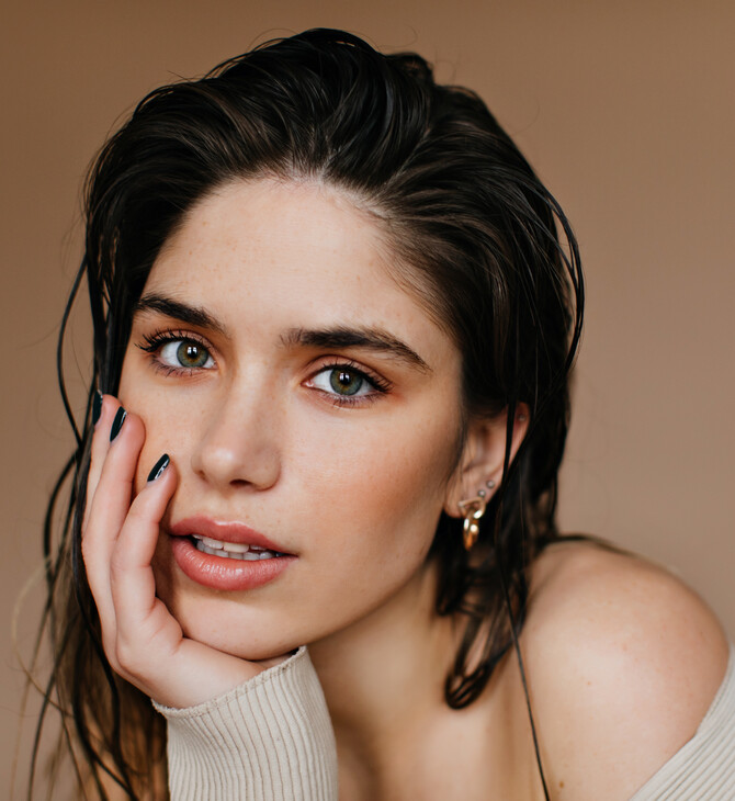 Statement look με 3 κινήσεις: Eyeliner, bronzer και μακιγιάζ ματιών για all-days στιλ