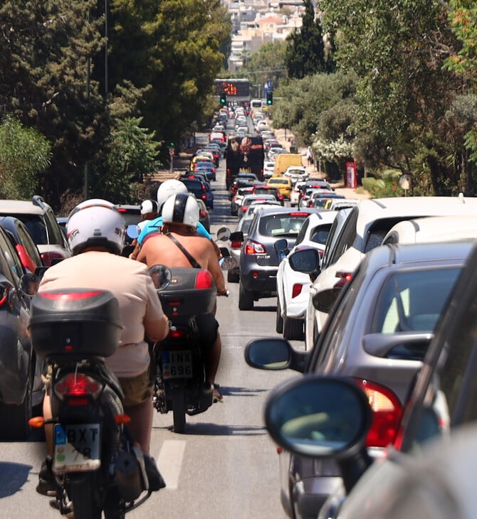 Τροχαίο στη Λεωφόρο Ποσειδώνος: Αυτοκίνητο παρέσυρε ποδηλάτες – Πέντε τραυματίες