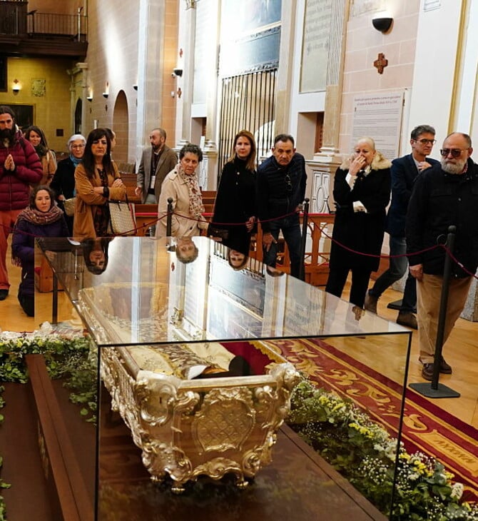 Ισπανία: 440 χρόνια μετά τον θάνατό της, τα λείψανα της Αγίας Τερέζας εκτέθηκαν δημόσια