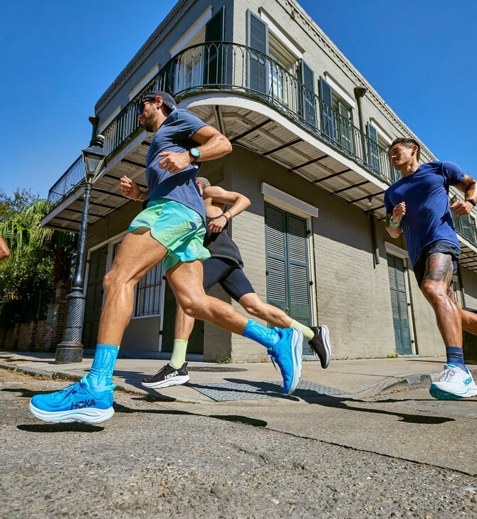 Η νέα εκδοχή του κλασικού sneaker της HOKA προσφέρει ακόμα πιο ομαλή διαδρομή