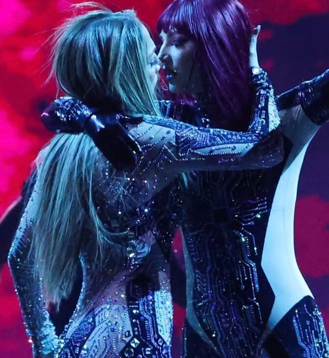 AMAs: Έξι highlights από τη λαμπερή βραδιά - Από τα φιλιά της Λόπεζ μέχρι τον θρίαμβο της Billie Eilish