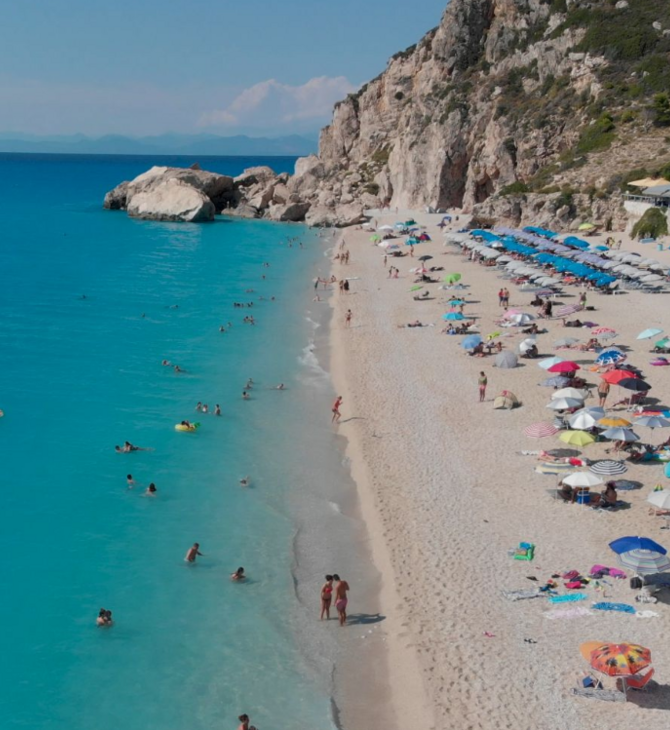 Λευκάδα: Σήμερα η κηδεία του 30χρονου που πνίγηκε στην παραλία Κάθισμα - Η στιγμή που «παλεύει» με τα κύματα 