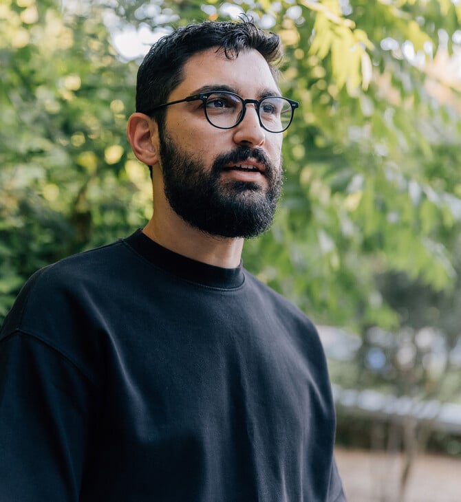 Λουκάς Μπάκας: «Επιδιώκω να δημιουργώ κάτι που δεν θα φαίνεται σχεδιασμένο»