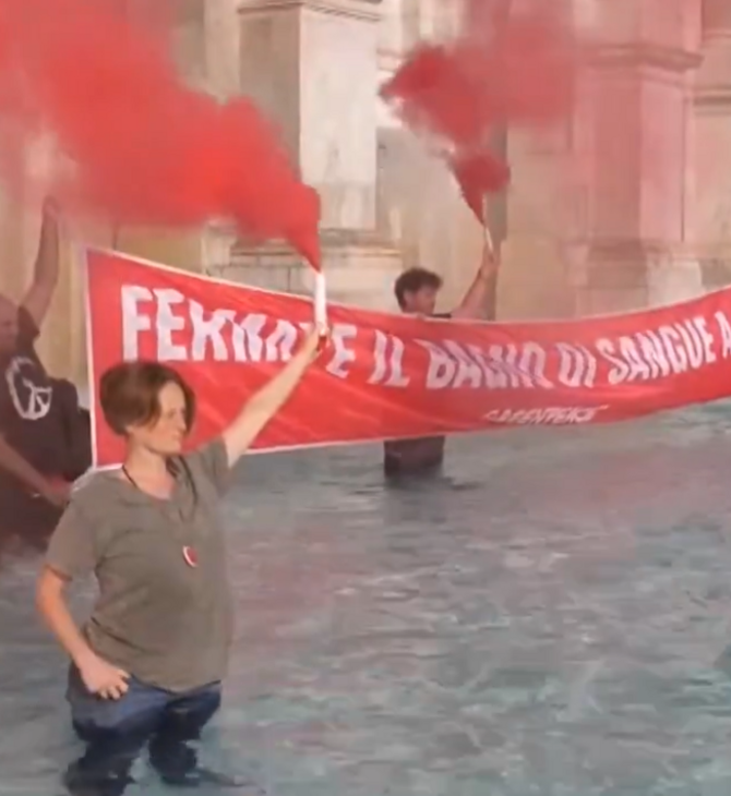«Σταματήστε το λουτρό αίματος» - Διαμαρτυρία ακτιβιστών της Greenpeace σε συντριβάνι της Ρώμης
