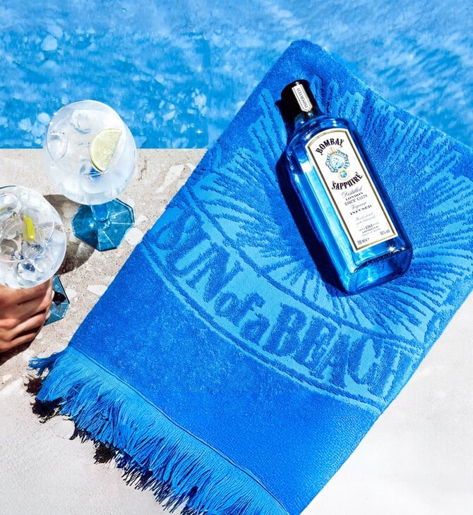 Step Into the Blue with Bombay Sapphire To Bombay Sapphire premium gin υποδέχεται ένα υπέροχο καλοκαίρι που θα κυριαρχήσει το μπλε