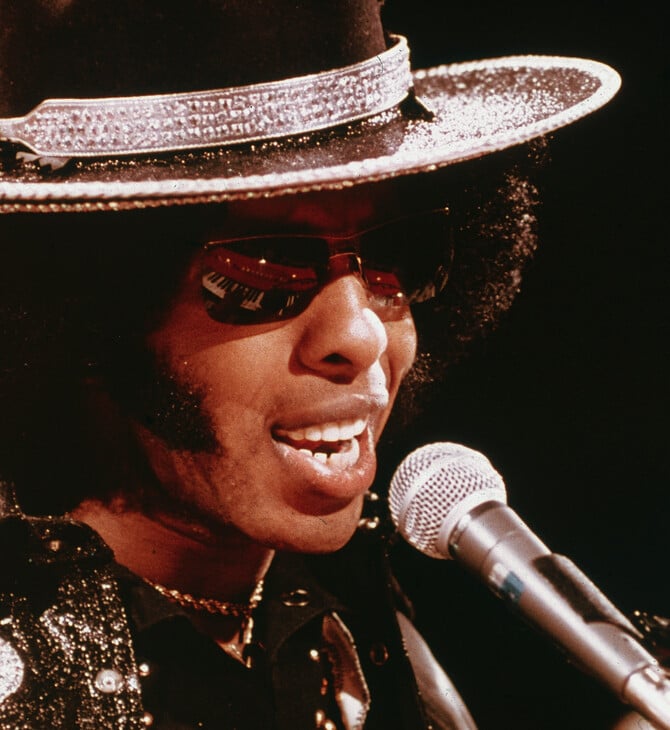 Sly Stone (1943-2025): Ο ανένταχτος πρωτοπόρος της ευφορικής funk