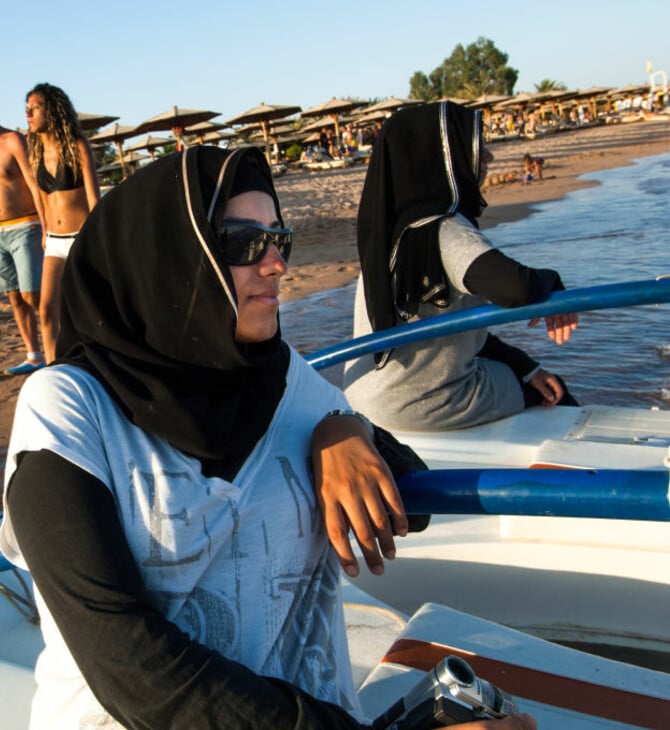 Συρία: Ισλαμιστικό dress code για γυναίκες στις παραλίες μετά την θεοκρατική αλλαγή στα σχολεία
