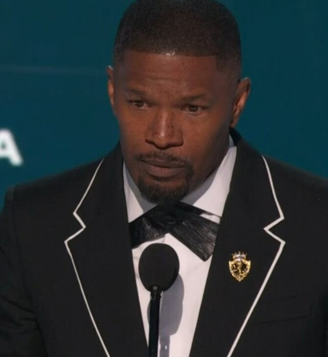 BET Awards 2025: Η στιγμή που ο Τζέιμι Φοξ παραλαμβάνει φανερά συγκινημένος το βραβείο Ultimate Icon