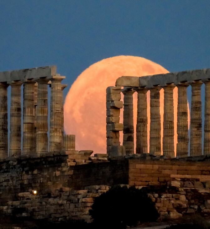 Πανσέληνος Ιουνίου: Εντυπωσιακές φωτογραφίες λίγο πριν ολοκληρωθεί το «φεγγάρι της φράουλας»
