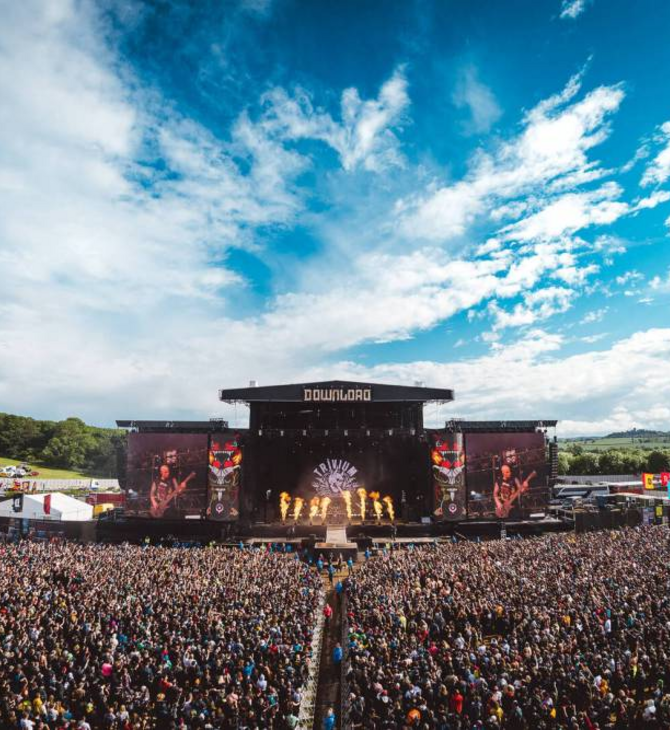 Download Festival: Η αστυνομία καλεί τους ροκάδες να απενεργοποιήσουν τα κινητά τους - Ο λόγος