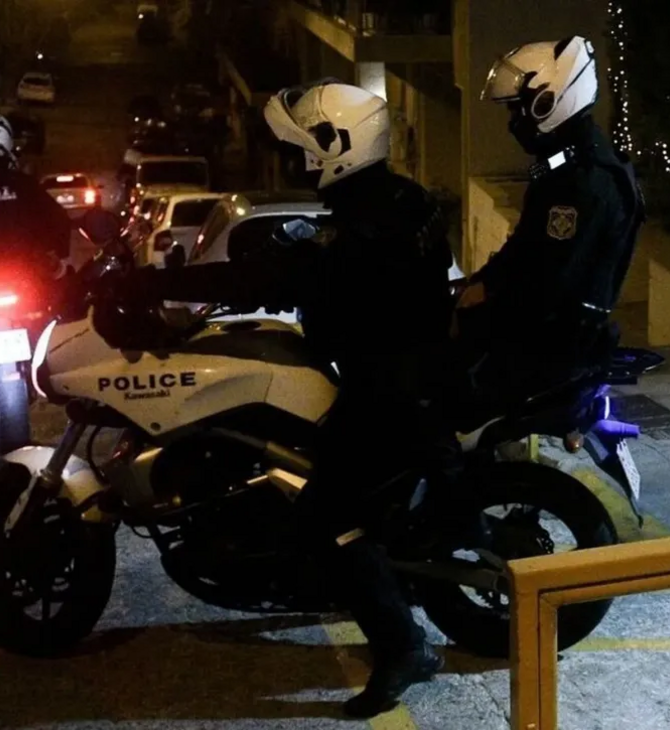 Καταδίωξη με πυροβολισμούς και τροχαίο στο Περιστέρι – Αναζητούνται τέσσερα άτομα