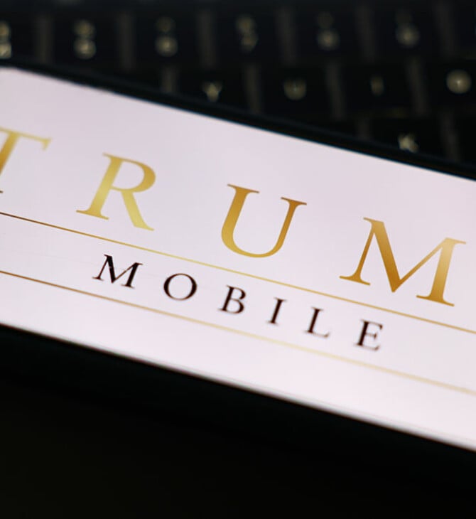 Trump Mobile: Η οικογένεια του Ντόναλντ Τραμπ κυκλοφορεί smartphone και γίνεται πάροχος τηλεπικοινωνιών