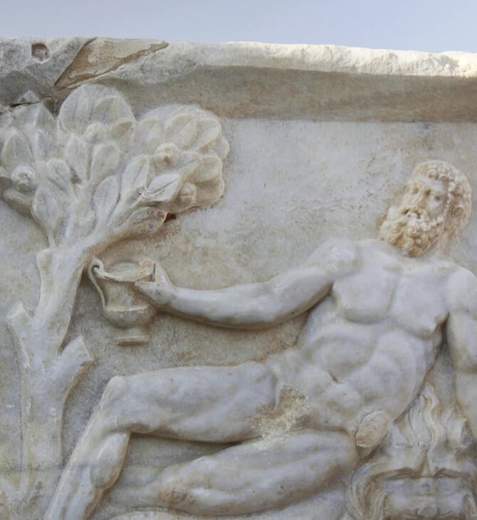Ισραήλ: Ανακαλύφθηκε μαρμάρινη σαρκοφάγος με «διαγωνισμό κρασιού» ανάμεσα σε Διόνυσο και Ηρακλή