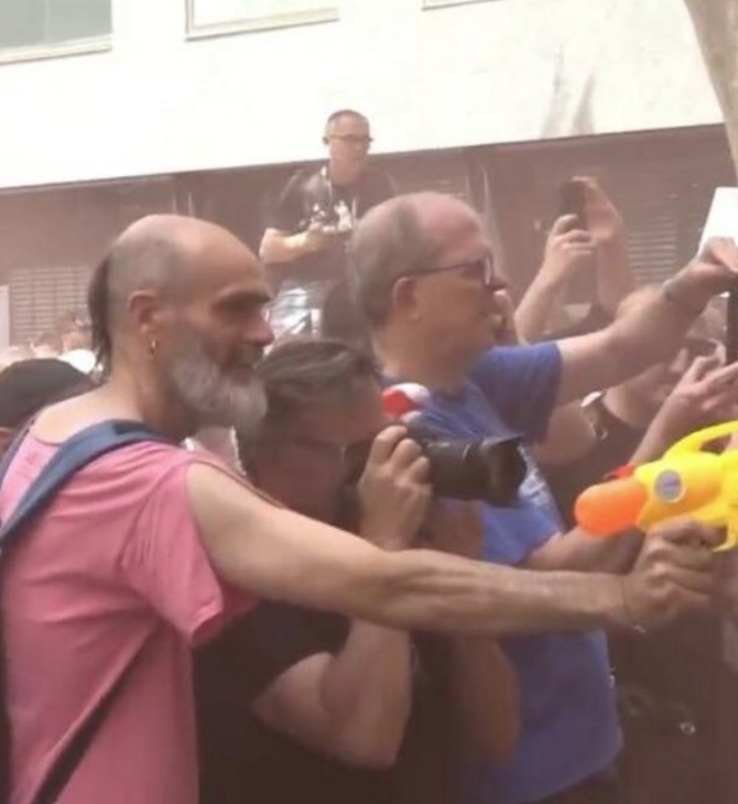 Με νεροπίστολα στους τουρίστες. χιλιάδες Ισπανοί διαδηλώνουν ενάντια στον υπερτουρισμό