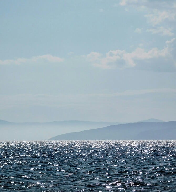 Βαθιά γαλαζια θάλασσα. Ή μήπως όχι;