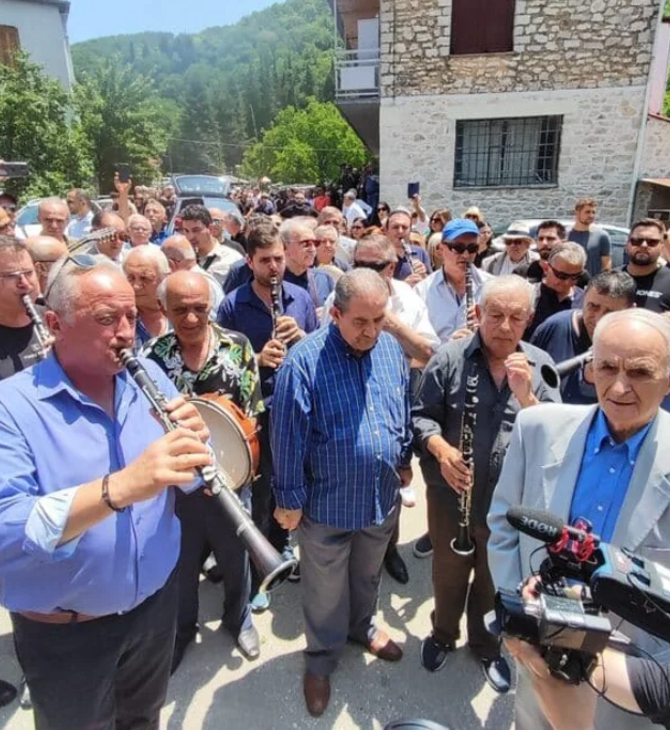 Πετρολούκας Χαλκιάς: Με κλαρίνα και παραδοσιακά μοιρολόγια η κηδεία στο Πωγώνι Ιωαννίνων 