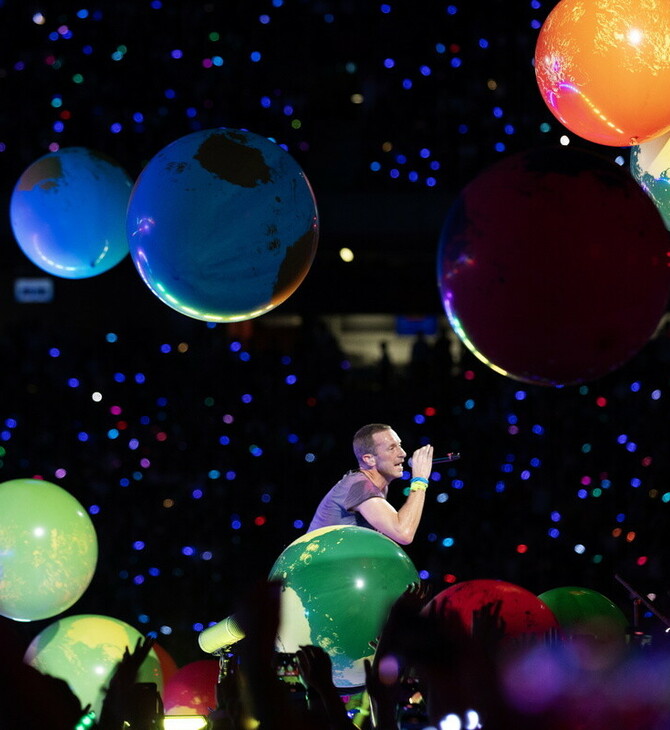 Coldplay: Επανακυκλοφορούν τη δισκογραφία τους σε βινύλια από ανακυκλωμένα πλαστικά μπουκάλια