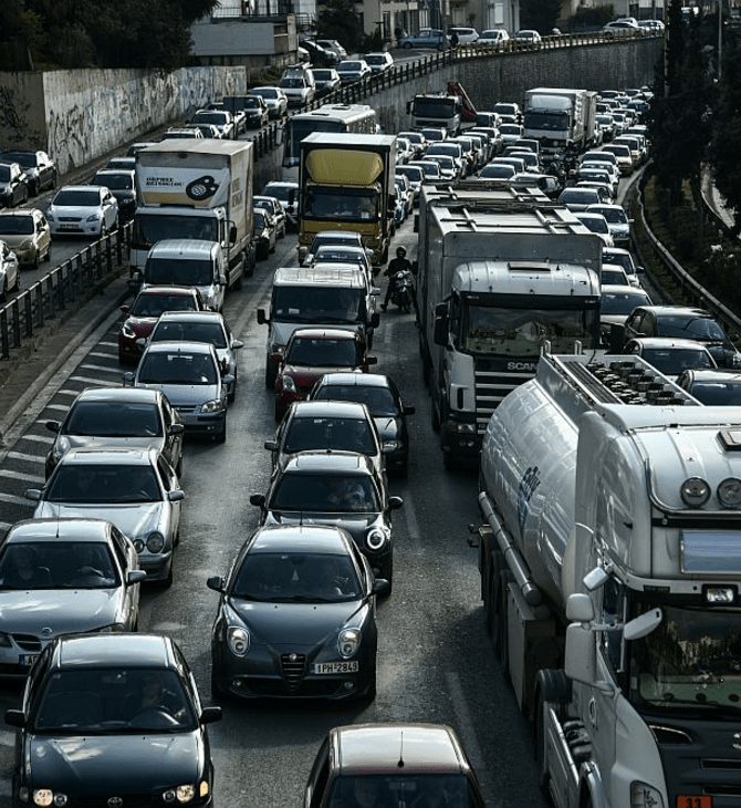Ανατροπή φορτηγού στον Κηφισό: Ουρές χιλιομέτρων προς Πειραιά – Κλειστή η άνοδος 