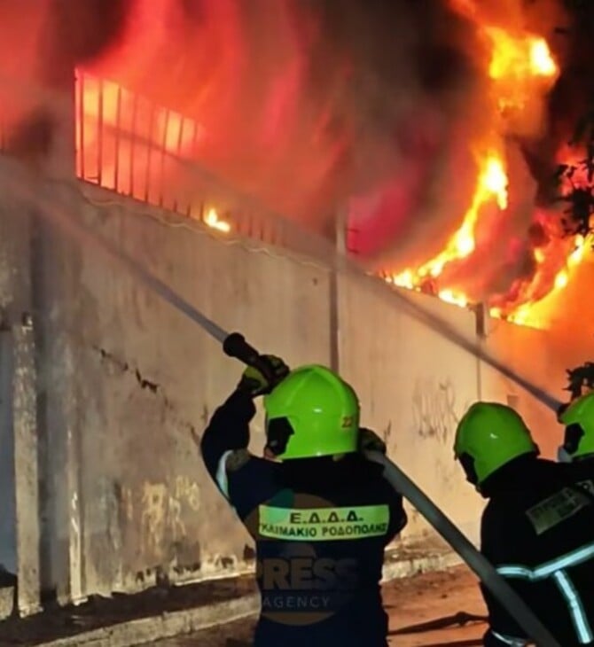 Κολωνός: Μεγάλες οι υλικές ζημιές από την φωτιά σε αποθήκη εταιρείας πίσω από τα ΚΤΕΛ