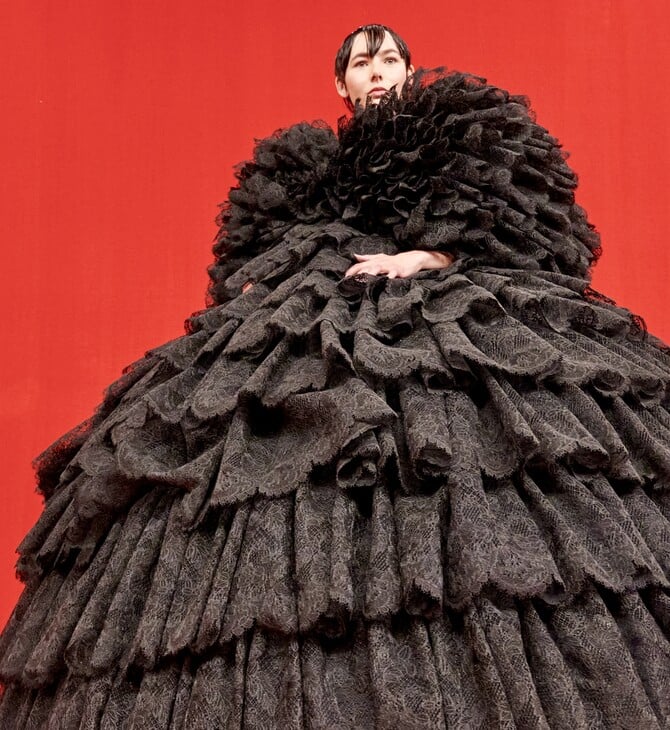 Demna Gvasalia: Μια έκθεση για τον σχεδιαστή που έφερε τα πάνω κάτω στον οίκο Balenciaga