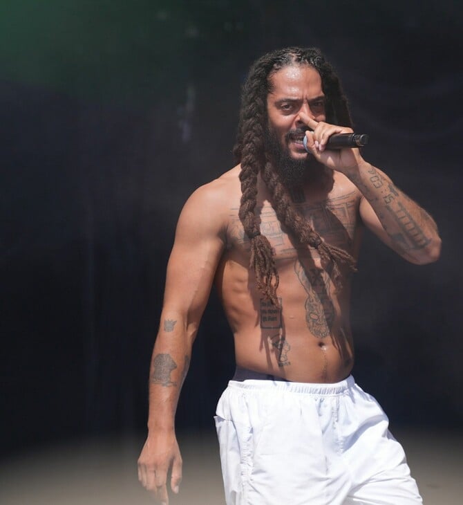 «Θάνατος στους IDF» - Το σύνθημα του Bobby Vylan στο Glastonbury που προκάλεσε αντιδράσεις 