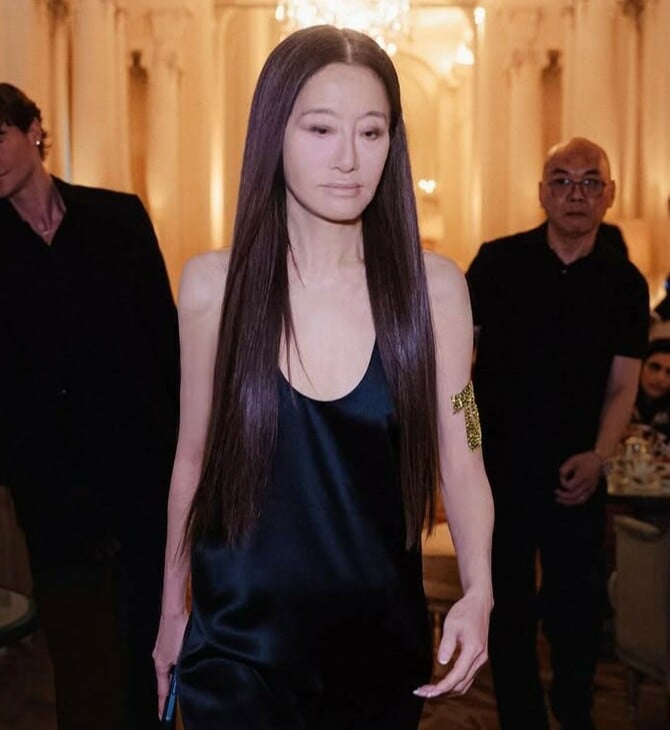 Η Vera Wang γιόρτασε τα 76α γενέθλιά της με το πιο μίνι μαύρο φόρεμα